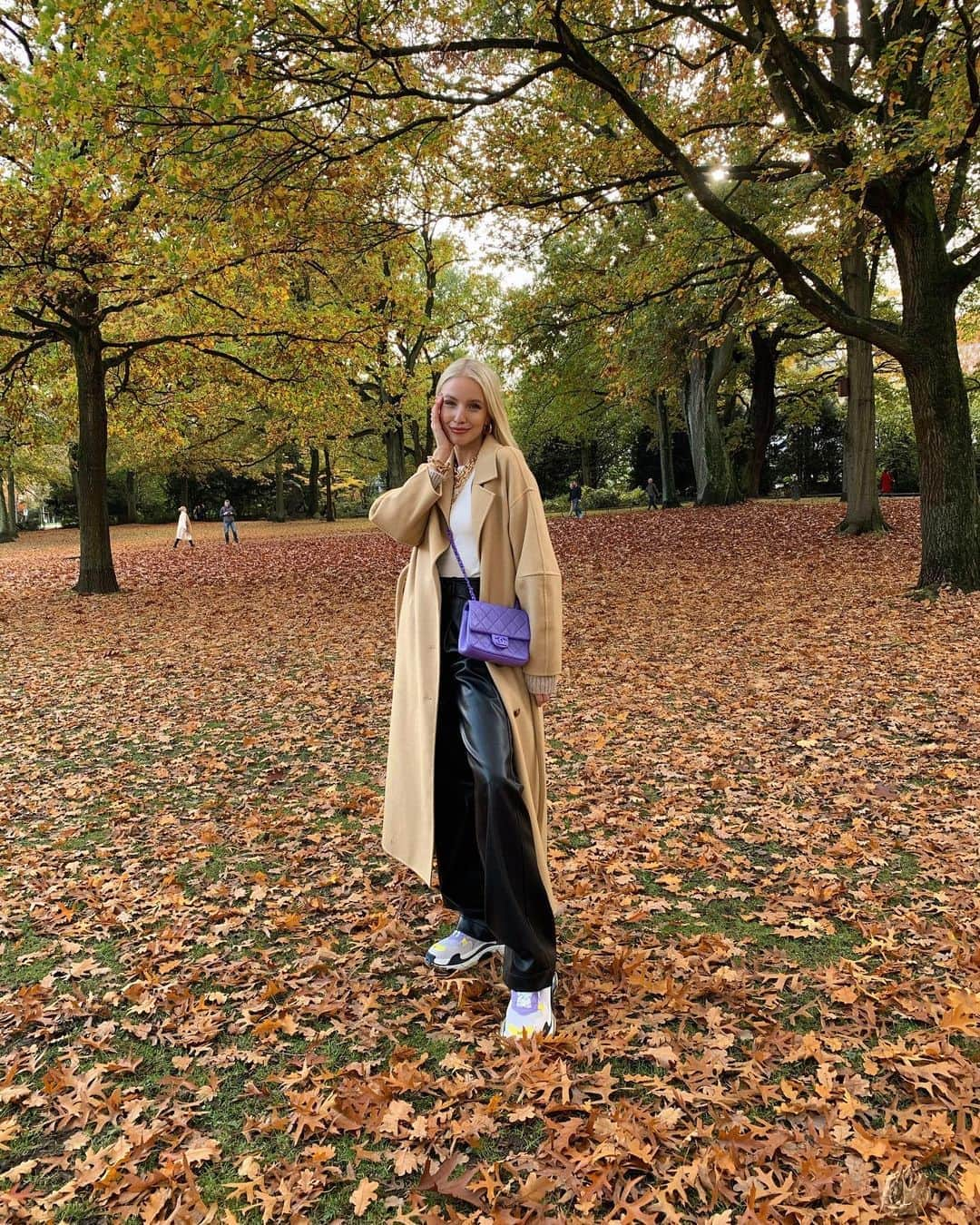 レオニー・ハンネさんのインスタグラム写真 - (レオニー・ハンネInstagram)「Today was a home love story 🍂  Autumn walks, bird watching, saw my sisters for coffee & cake and took my bike for a ride 🥰 #Hamburg」11月2日 1時11分 - leoniehanne