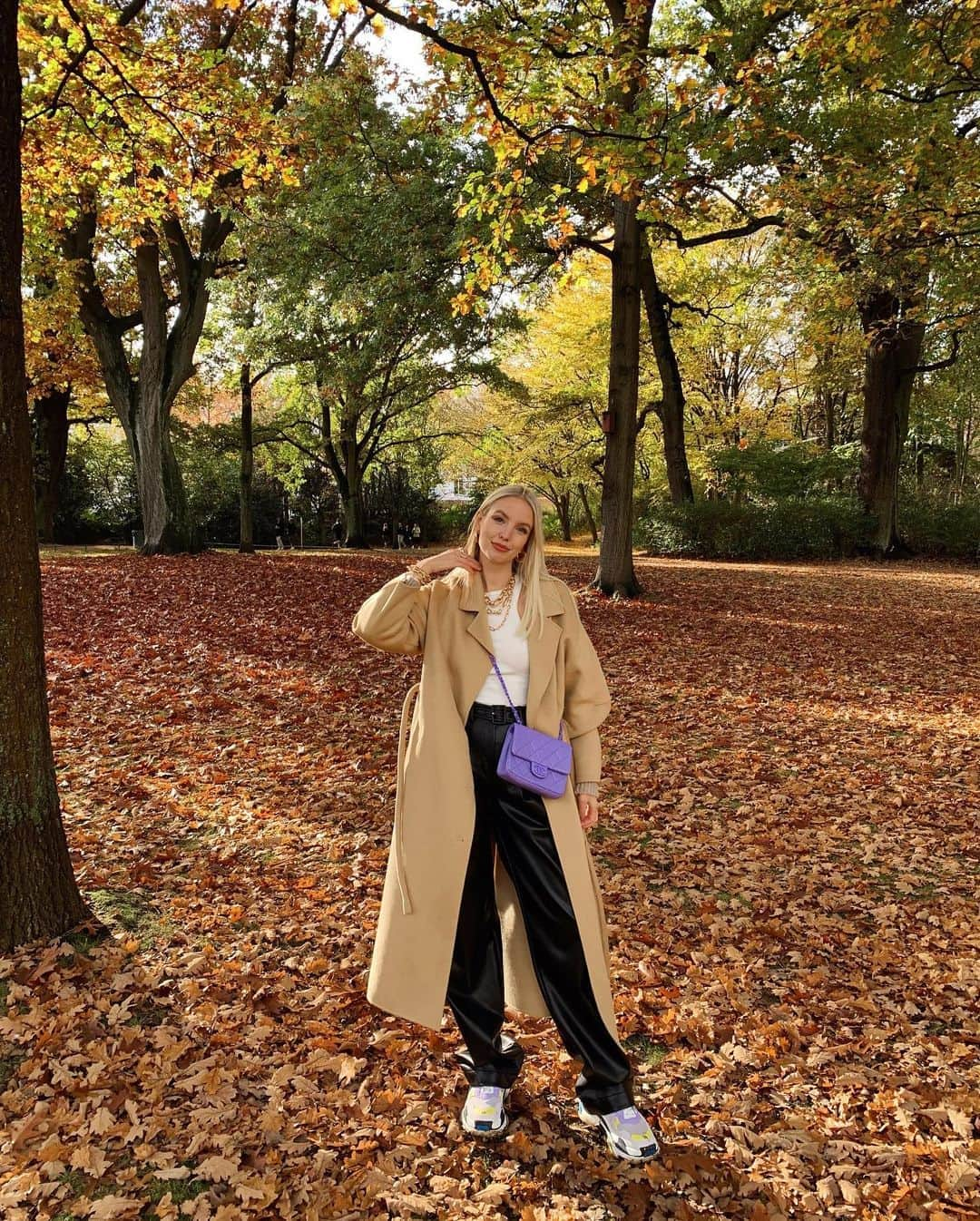 レオニー・ハンネさんのインスタグラム写真 - (レオニー・ハンネInstagram)「Today was a home love story 🍂  Autumn walks, bird watching, saw my sisters for coffee & cake and took my bike for a ride 🥰 #Hamburg」11月2日 1時11分 - leoniehanne