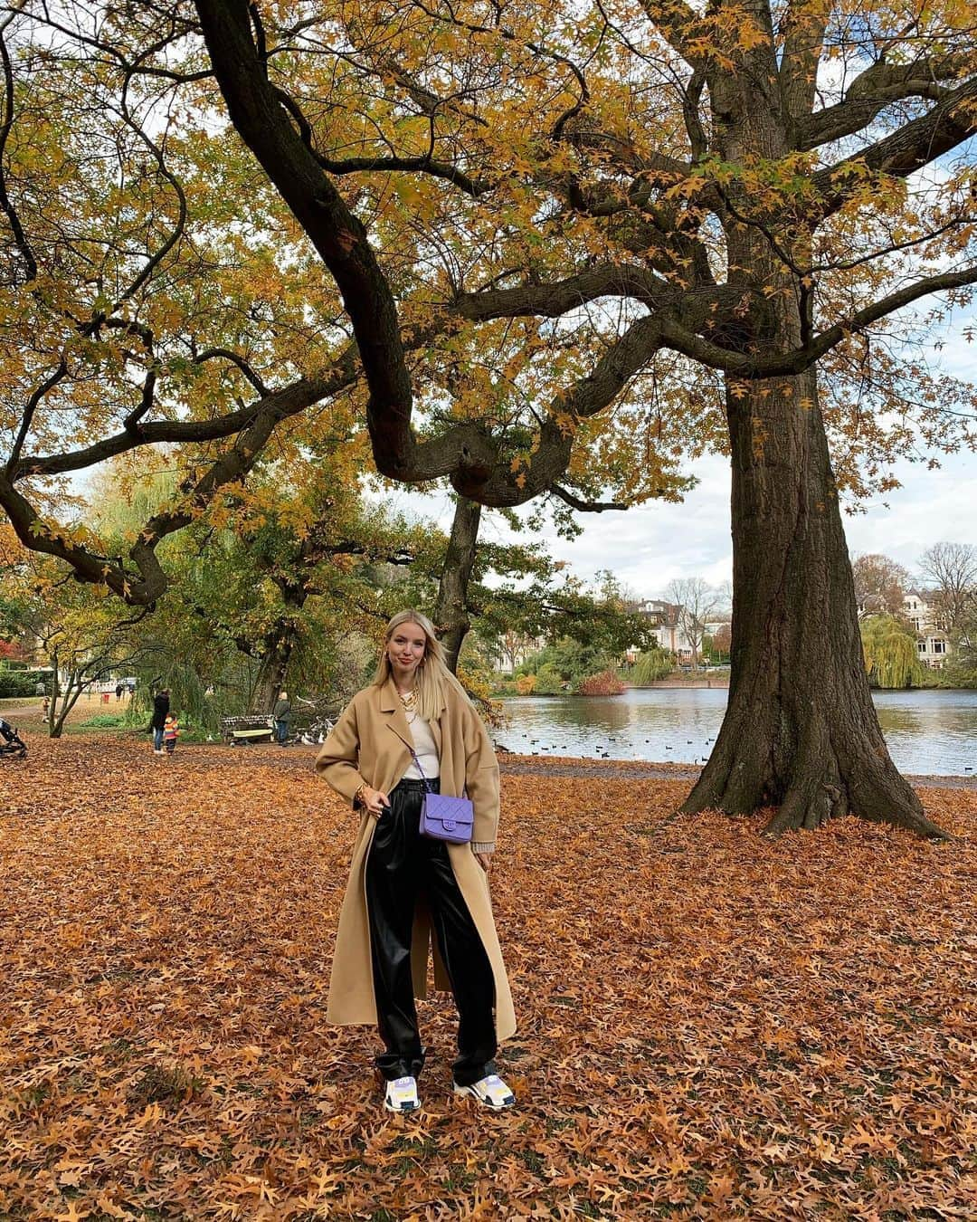 レオニー・ハンネさんのインスタグラム写真 - (レオニー・ハンネInstagram)「Today was a home love story 🍂  Autumn walks, bird watching, saw my sisters for coffee & cake and took my bike for a ride 🥰 #Hamburg」11月2日 1時11分 - leoniehanne