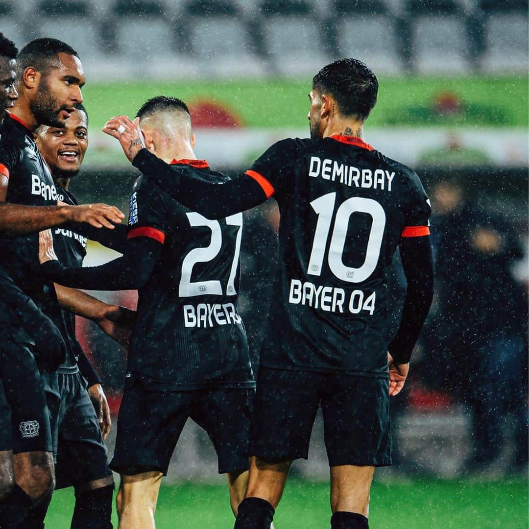 バイエル・レバークーゼンさんのインスタグラム写真 - (バイエル・レバークーゼンInstagram)「Demirbay‘s corner + @jonathantah_‘s header = GOAL! 🔥 #SCFB04 2-4」11月2日 1時22分 - bayer04fussball