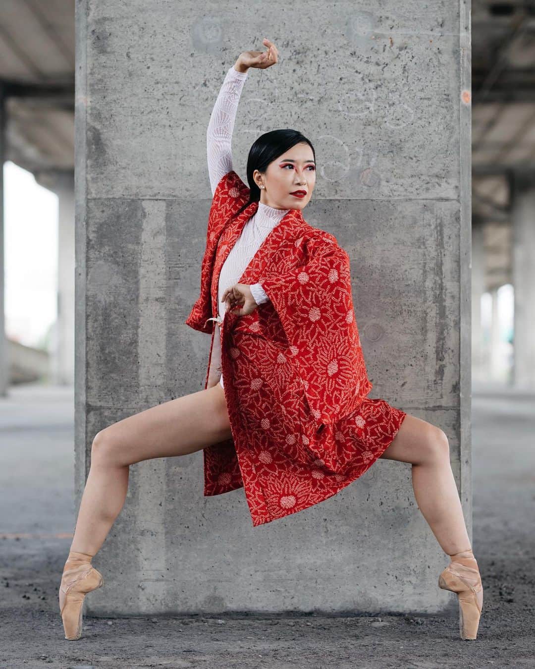 石井杏奈のインスタグラム：「Accept what is. Let go of what was. And have faith in what will be. . . . Photo by @melika.dez Haori by @kimonovintage Hair & Make up by @yukahair_mtl」