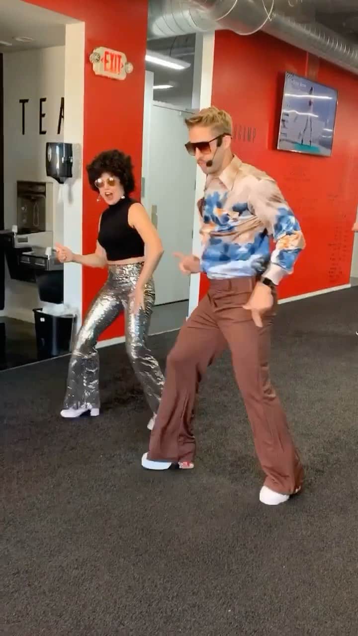 のインスタグラム：「Had to quit while I was ahead .. of breaking my ankle. You can’t have a 70s workout without some JAZZERCISE! @shawnaneel @bo」