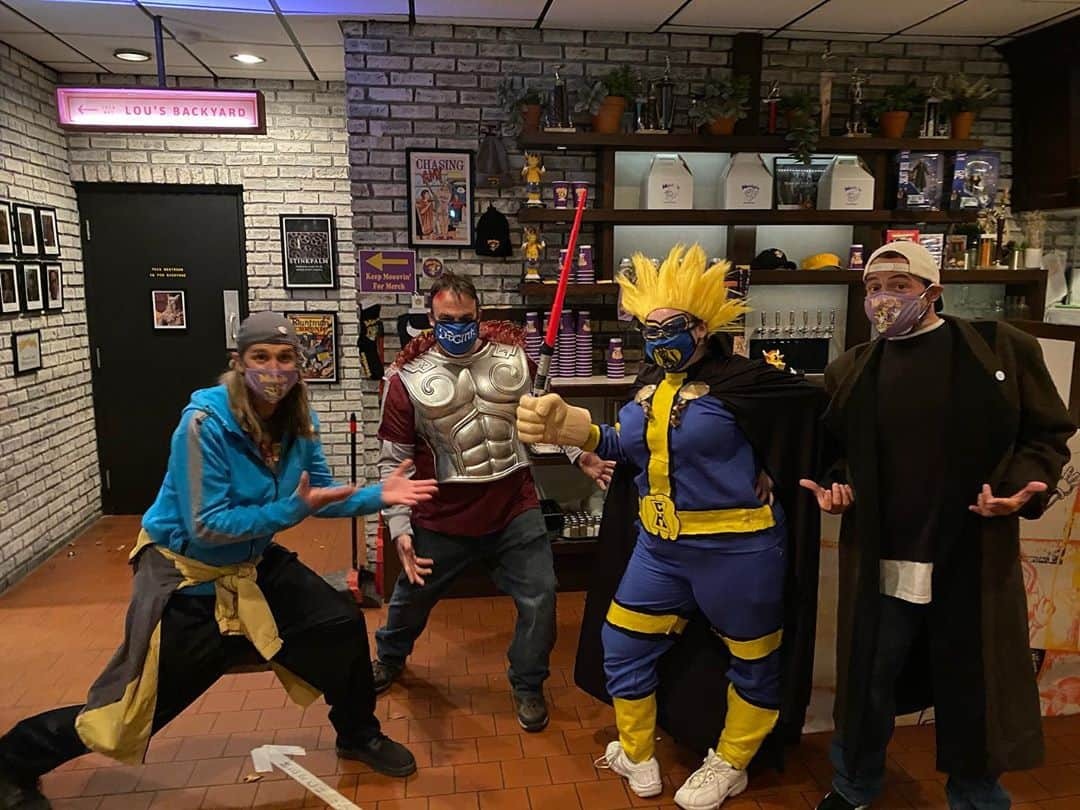 ケヴィン・スミスさんのインスタグラム写真 - (ケヴィン・スミスInstagram)「HAPPY HALLOWEEN from the Chicago @moobyspopup! All weekend long, @jaymewes and I meeted-and-greeted cosplaying customers as both ourselves AND @jayandsilentbob at our Loop-y location! The Funployee staff and chefs at @saintlousassembly have offered both savory victuals and happy hospitality to our safe, socially-distanced guests! Pic 1) Bartleby and CockKnocker! Pic 2) Jay cuts the grand opening ribbon. Pic 3) These cats came as Kevin and Jay. Pic 4) This cat came as Kev. Pic 5) Mooby’s maven @heyitsderekberry and a bunch of guests. Pic 6) The decor featured pics signed by the various characters of the Askewniverse, as if they’d eaten there. Pic 7) @julian.cmo & @lucasguytaylor moved the merch! Pic 8 & 9) Who are those Masked Men? Pic 10) Night Chi. And if you haven’t seen enough of us yet, #jasonmewes and I are doing #jayandsilentbobgetold at the @mchenryoutdoortheater_gac (Tickets available at the link in my bio)! Mooby’s is in Chicago until Friday, so make your reservations to chow down on a CockSmoker now (also at the link in my bio)! #KevinSmith #chicago #moobys #moobyspopup」11月2日 1時14分 - thatkevinsmith