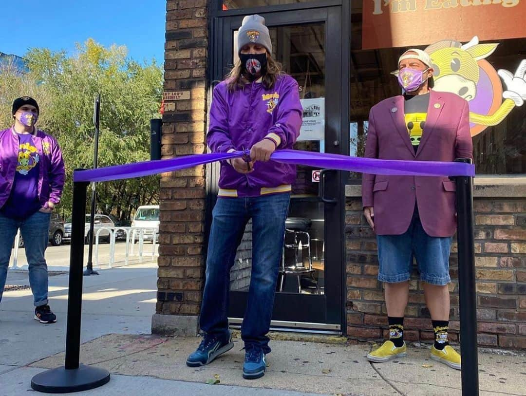 ケヴィン・スミスさんのインスタグラム写真 - (ケヴィン・スミスInstagram)「HAPPY HALLOWEEN from the Chicago @moobyspopup! All weekend long, @jaymewes and I meeted-and-greeted cosplaying customers as both ourselves AND @jayandsilentbob at our Loop-y location! The Funployee staff and chefs at @saintlousassembly have offered both savory victuals and happy hospitality to our safe, socially-distanced guests! Pic 1) Bartleby and CockKnocker! Pic 2) Jay cuts the grand opening ribbon. Pic 3) These cats came as Kevin and Jay. Pic 4) This cat came as Kev. Pic 5) Mooby’s maven @heyitsderekberry and a bunch of guests. Pic 6) The decor featured pics signed by the various characters of the Askewniverse, as if they’d eaten there. Pic 7) @julian.cmo & @lucasguytaylor moved the merch! Pic 8 & 9) Who are those Masked Men? Pic 10) Night Chi. And if you haven’t seen enough of us yet, #jasonmewes and I are doing #jayandsilentbobgetold at the @mchenryoutdoortheater_gac (Tickets available at the link in my bio)! Mooby’s is in Chicago until Friday, so make your reservations to chow down on a CockSmoker now (also at the link in my bio)! #KevinSmith #chicago #moobys #moobyspopup」11月2日 1時14分 - thatkevinsmith