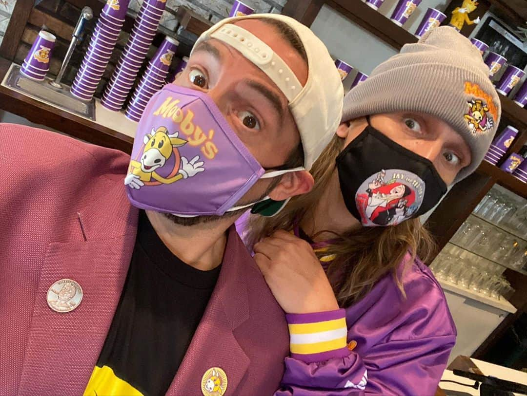 ケヴィン・スミスさんのインスタグラム写真 - (ケヴィン・スミスInstagram)「HAPPY HALLOWEEN from the Chicago @moobyspopup! All weekend long, @jaymewes and I meeted-and-greeted cosplaying customers as both ourselves AND @jayandsilentbob at our Loop-y location! The Funployee staff and chefs at @saintlousassembly have offered both savory victuals and happy hospitality to our safe, socially-distanced guests! Pic 1) Bartleby and CockKnocker! Pic 2) Jay cuts the grand opening ribbon. Pic 3) These cats came as Kevin and Jay. Pic 4) This cat came as Kev. Pic 5) Mooby’s maven @heyitsderekberry and a bunch of guests. Pic 6) The decor featured pics signed by the various characters of the Askewniverse, as if they’d eaten there. Pic 7) @julian.cmo & @lucasguytaylor moved the merch! Pic 8 & 9) Who are those Masked Men? Pic 10) Night Chi. And if you haven’t seen enough of us yet, #jasonmewes and I are doing #jayandsilentbobgetold at the @mchenryoutdoortheater_gac (Tickets available at the link in my bio)! Mooby’s is in Chicago until Friday, so make your reservations to chow down on a CockSmoker now (also at the link in my bio)! #KevinSmith #chicago #moobys #moobyspopup」11月2日 1時14分 - thatkevinsmith