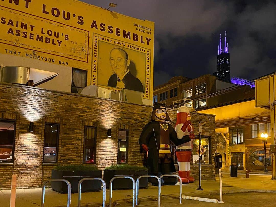 ケヴィン・スミスさんのインスタグラム写真 - (ケヴィン・スミスInstagram)「HAPPY HALLOWEEN from the Chicago @moobyspopup! All weekend long, @jaymewes and I meeted-and-greeted cosplaying customers as both ourselves AND @jayandsilentbob at our Loop-y location! The Funployee staff and chefs at @saintlousassembly have offered both savory victuals and happy hospitality to our safe, socially-distanced guests! Pic 1) Bartleby and CockKnocker! Pic 2) Jay cuts the grand opening ribbon. Pic 3) These cats came as Kevin and Jay. Pic 4) This cat came as Kev. Pic 5) Mooby’s maven @heyitsderekberry and a bunch of guests. Pic 6) The decor featured pics signed by the various characters of the Askewniverse, as if they’d eaten there. Pic 7) @julian.cmo & @lucasguytaylor moved the merch! Pic 8 & 9) Who are those Masked Men? Pic 10) Night Chi. And if you haven’t seen enough of us yet, #jasonmewes and I are doing #jayandsilentbobgetold at the @mchenryoutdoortheater_gac (Tickets available at the link in my bio)! Mooby’s is in Chicago until Friday, so make your reservations to chow down on a CockSmoker now (also at the link in my bio)! #KevinSmith #chicago #moobys #moobyspopup」11月2日 1時14分 - thatkevinsmith