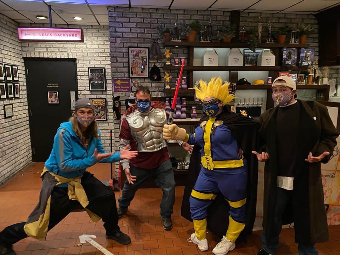 ケヴィン・スミスのインスタグラム：「HAPPY HALLOWEEN from the Chicago @moobyspopup! All weekend long, @jaymewes and I meeted-and-greeted cosplaying customers as both ourselves AND @jayandsilentbob at our Loop-y location! The Funployee staff and chefs at @saintlousassembly have offered both savory victuals and happy hospitality to our safe, socially-distanced guests! Pic 1) Bartleby and CockKnocker! Pic 2) Jay cuts the grand opening ribbon. Pic 3) These cats came as Kevin and Jay. Pic 4) This cat came as Kev. Pic 5) Mooby’s maven @heyitsderekberry and a bunch of guests. Pic 6) The decor featured pics signed by the various characters of the Askewniverse, as if they’d eaten there. Pic 7) @julian.cmo & @lucasguytaylor moved the merch! Pic 8 & 9) Who are those Masked Men? Pic 10) Night Chi. And if you haven’t seen enough of us yet, #jasonmewes and I are doing #jayandsilentbobgetold at the @mchenryoutdoortheater_gac (Tickets available at the link in my bio)! Mooby’s is in Chicago until Friday, so make your reservations to chow down on a CockSmoker now (also at the link in my bio)! #KevinSmith #chicago #moobys #moobyspopup」