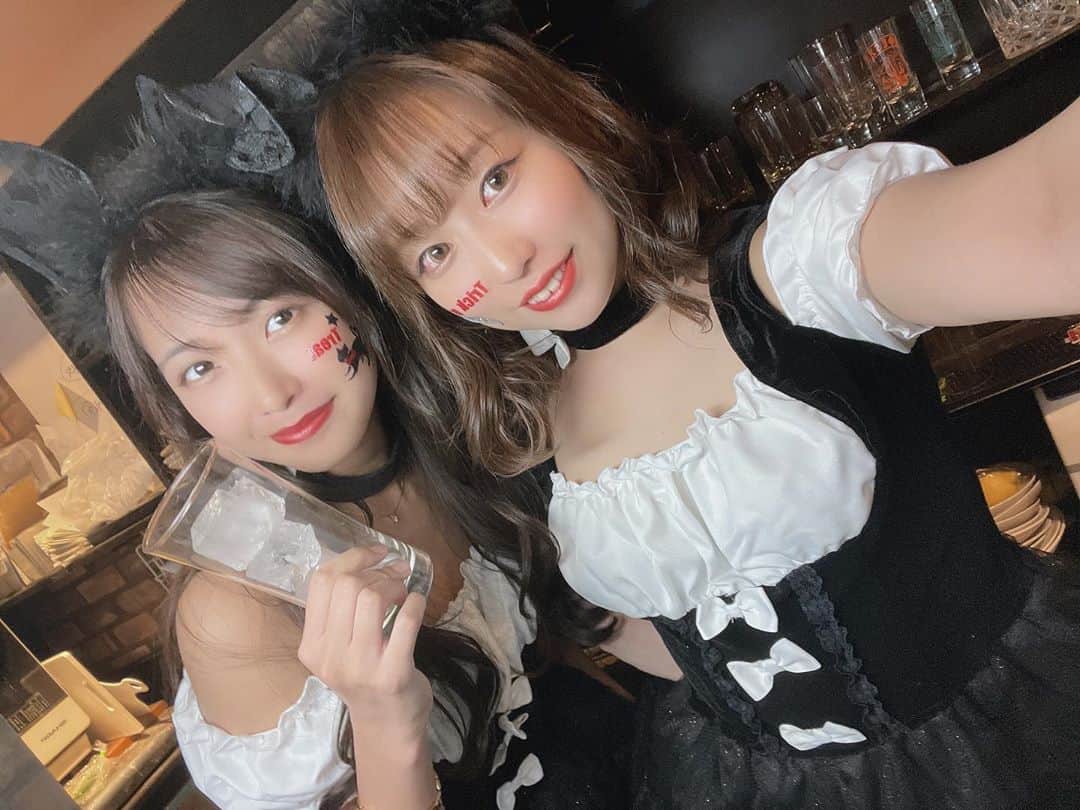 川崎芹奈さんのインスタグラム写真 - (川崎芹奈Instagram)「Halloween2020🎃 今年は猫耳メイドとゴスロリナース！  大好きなイベントを 大好きな仁菜さんと希空ちんと 大好きなみんなと過ごせて 最高に楽しかった❤️❤️  わたしが一番楽しんでたと思います。 本当にみんなありがとう♡  #ハロウィン #ハロウィン2020 #halloween #コスプレ #猫耳　#ナース　#ゴスロリ #bar #渋谷 #スナック　#ママ　#ヤンスナ」11月2日 1時16分 - serina_yss