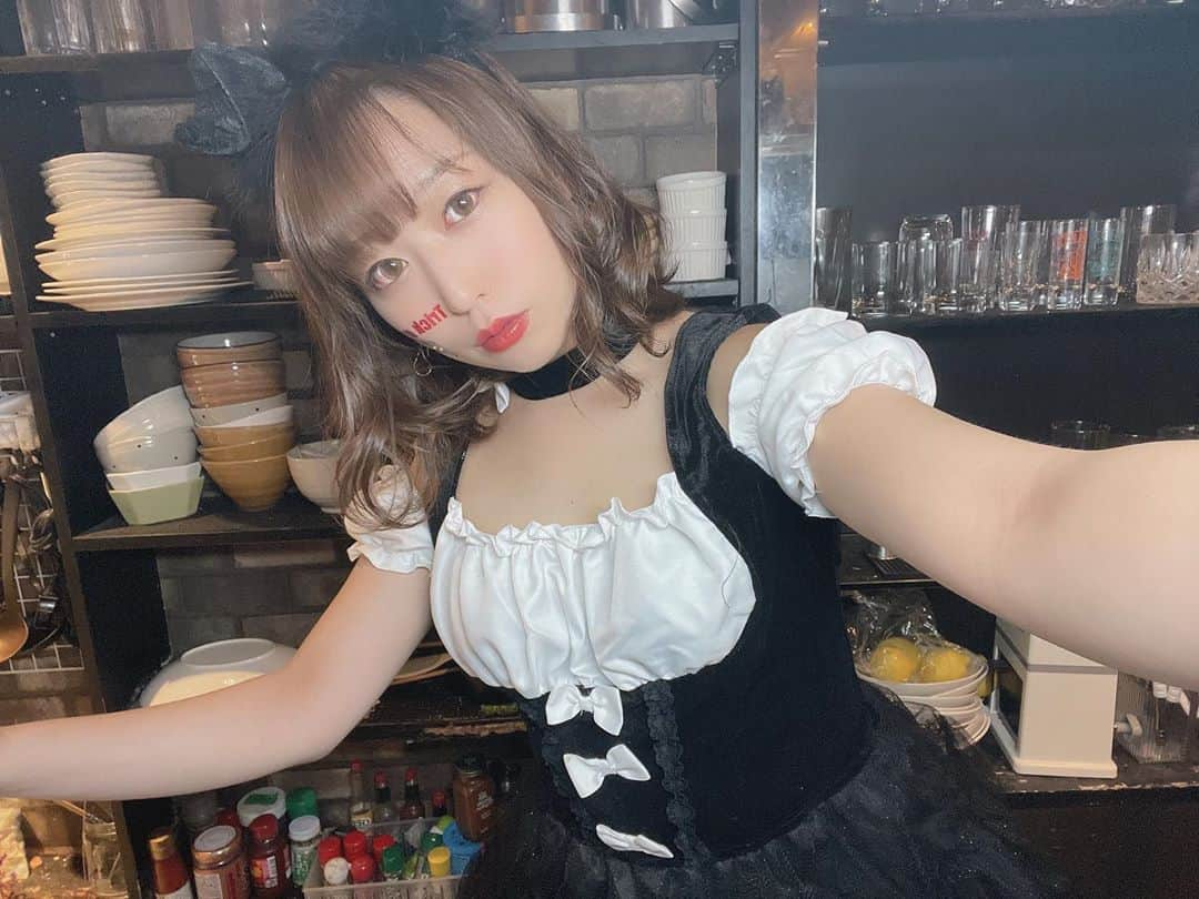 川崎芹奈のインスタグラム：「Halloween2020🎃 今年は猫耳メイドとゴスロリナース！  大好きなイベントを 大好きな仁菜さんと希空ちんと 大好きなみんなと過ごせて 最高に楽しかった❤️❤️  わたしが一番楽しんでたと思います。 本当にみんなありがとう♡  #ハロウィン #ハロウィン2020 #halloween #コスプレ #猫耳　#ナース　#ゴスロリ #bar #渋谷 #スナック　#ママ　#ヤンスナ」