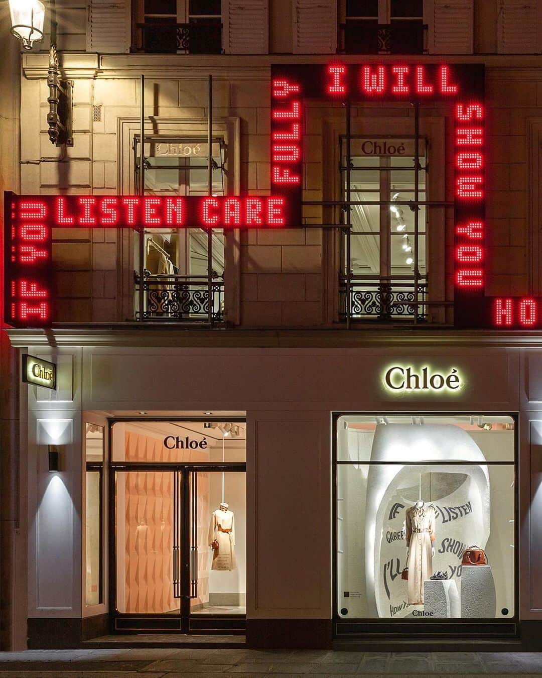 Chloéさんのインスタグラム写真 - (ChloéInstagram)「As dynamic from the outside as from within: the #CHLOEfw20 collection and message, “If You Listen Carefully… I’ll Show You How to Dance,” displayed along the façade and in the windows of our Paris boutique Shop new arrivals on chloe.com  #CHLOE」11月2日 1時22分 - chloe