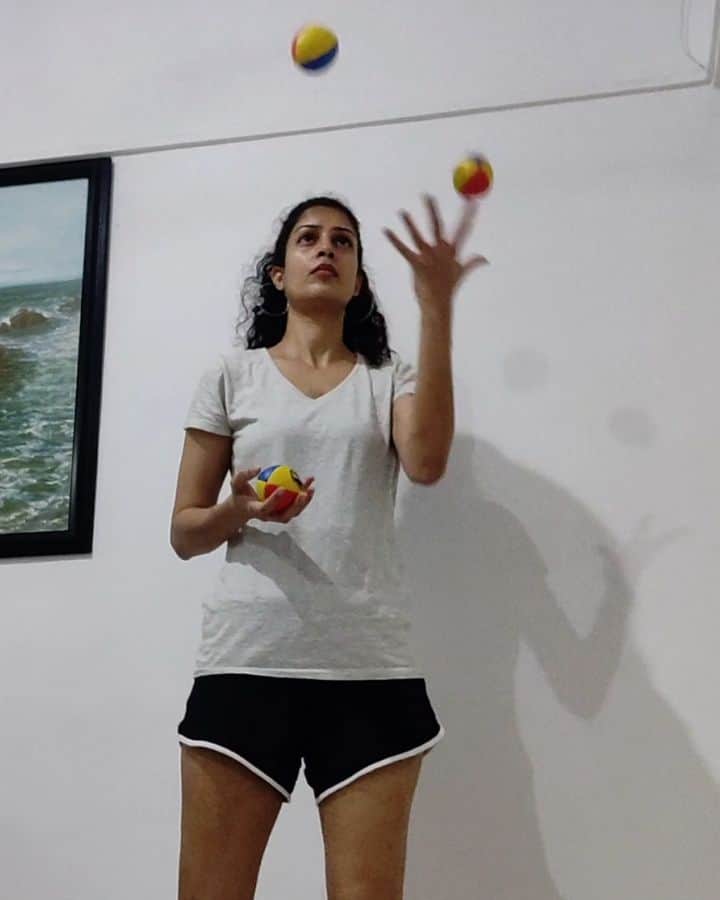 ティナ・デサイのインスタグラム：「#gettingbetter #workinprogress #jugglingsundays」