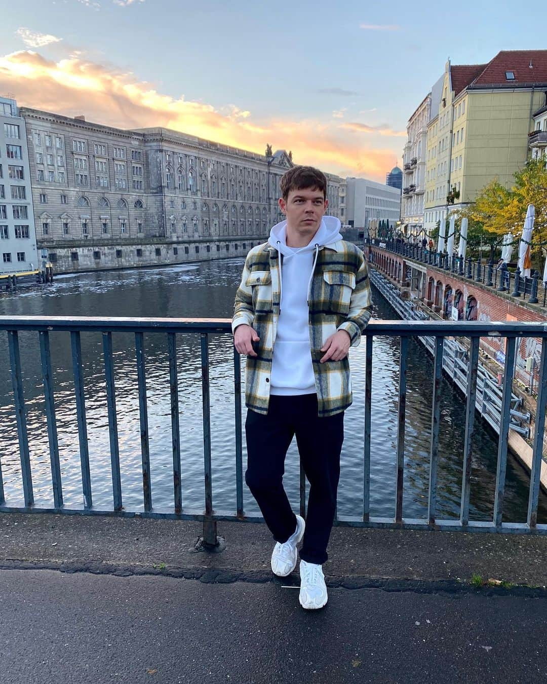 ゲオルク・リスティングのインスタグラム：「Hi 👋🏻 What‘s for dinner? #berlin #sunset #sunday #walk #checked #overshirt」