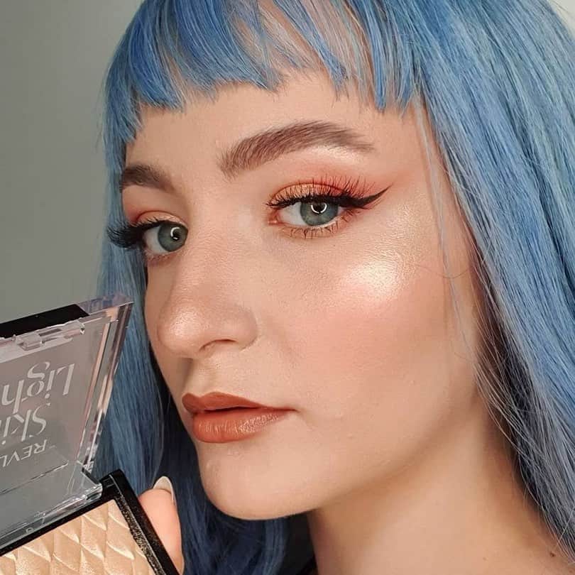Revlonさんのインスタグラム写真 - (RevlonInstagram)「Blinded by the...highlighter! @julypiesqueen’s prismatic sheen has us all sorts of 🤩   Get the look with #SkinLights Highlighter in Daybreak Glimmer (201)」11月2日 1時38分 - revlon