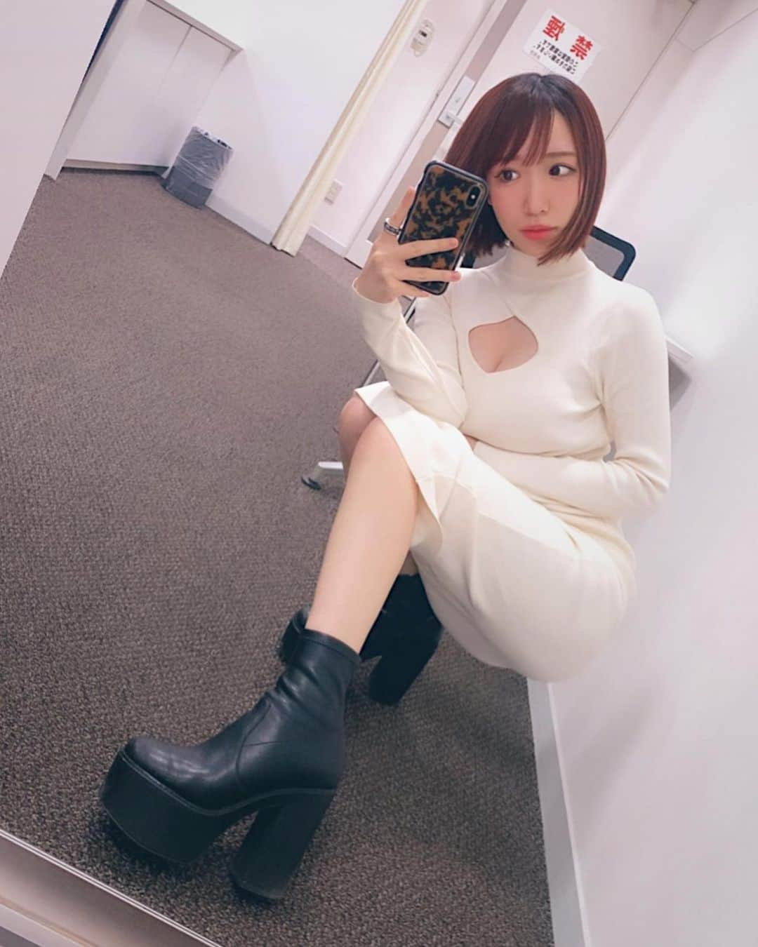 清水あいりさんのインスタグラム写真 - (清水あいりInstagram)「『ここの真ん中に穴開けたの誰なん？』 #空気入れ替え #換気大切だから」11月2日 1時33分 - shimizuairi