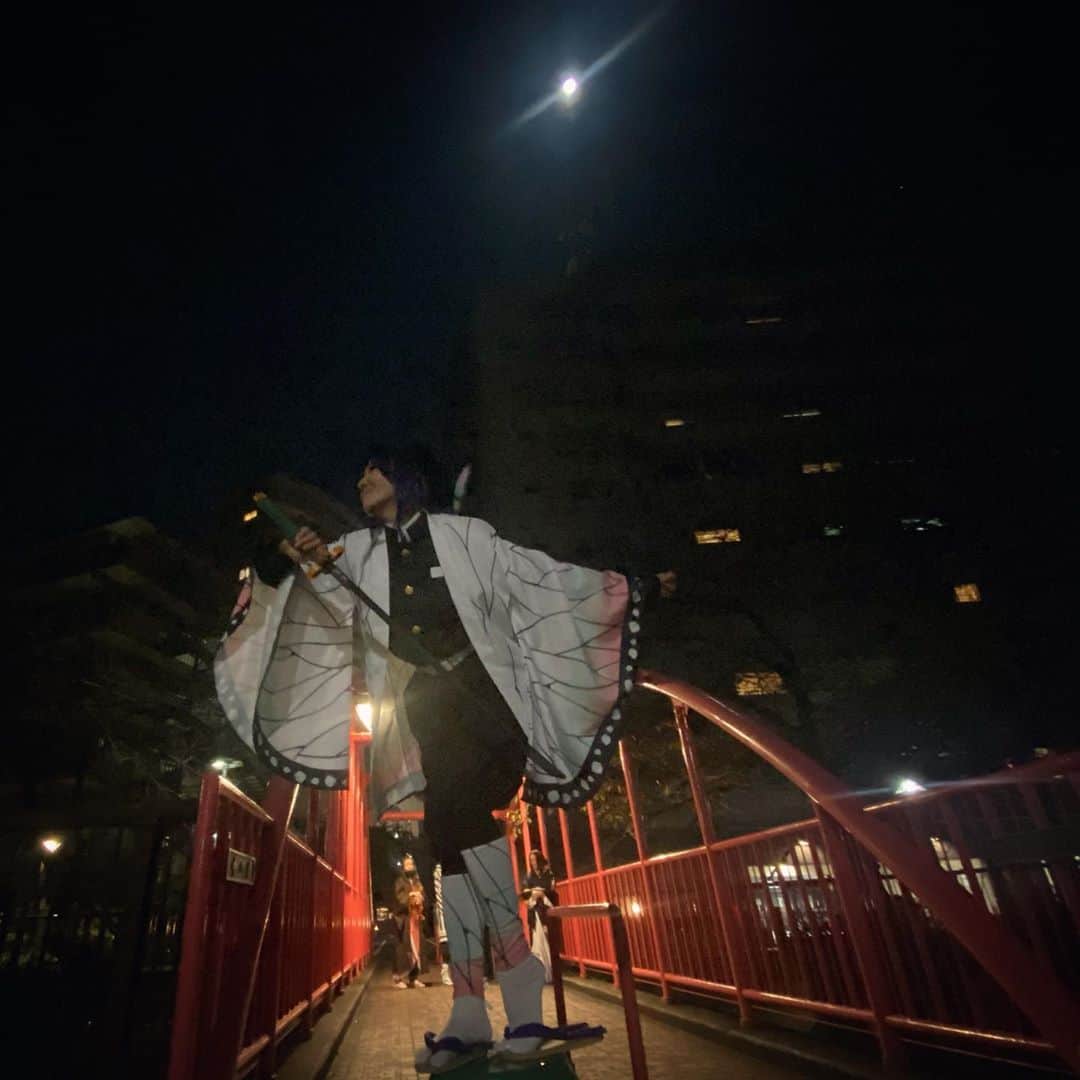 風間ゆみえのインスタグラム：「そしてその夜、気付けばハロウィン。  急に思いたって、みんなで鬼殺隊 私は蟲柱の胡蝶しのぶに。  @iwahoriseri は鬼舞辻無惨 @ami_onuki は竈門禰豆子 このふたりのクオリティー高すぎて😂  あ、でも、道行く人には人気だったんですよ。胡蝶しのぶです。笑  2020/10/31  #ハロウィン #鬼滅の刃 #胡蝶しのぶ」