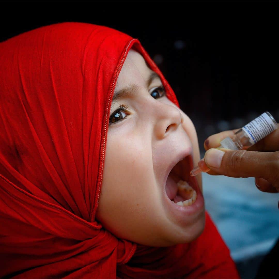 unicefさんのインスタグラム写真 - (unicefInstagram)「As we wait for COVID-19 vaccines, we cannot overlook those we already have for other deadly - yet entirely preventable - diseases like polio and measles. Don’t wait - continue your child’s routine immunizations now.  #VaccinesWork © UNICEF/UN0352765/Bukhari」11月2日 1時45分 - unicef