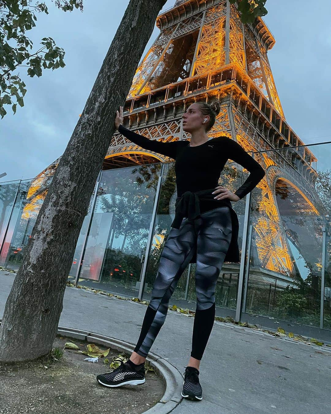 マリー・ギャヨのインスタグラム：「Turning around #EiffelTower #Breath #Footing #Run 📸 #Partner」