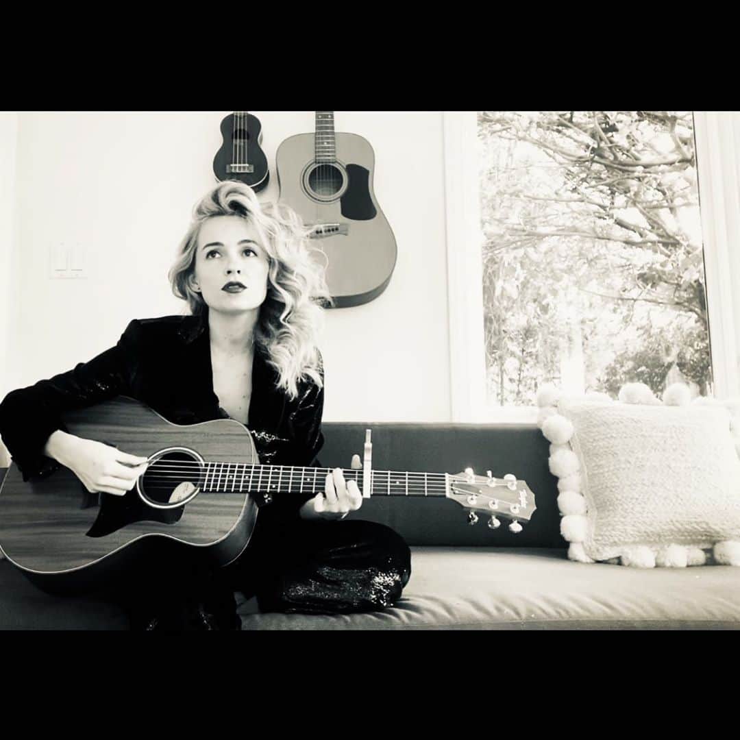リンジー・ゴートのインスタグラム：「open mic party of one sold out.」