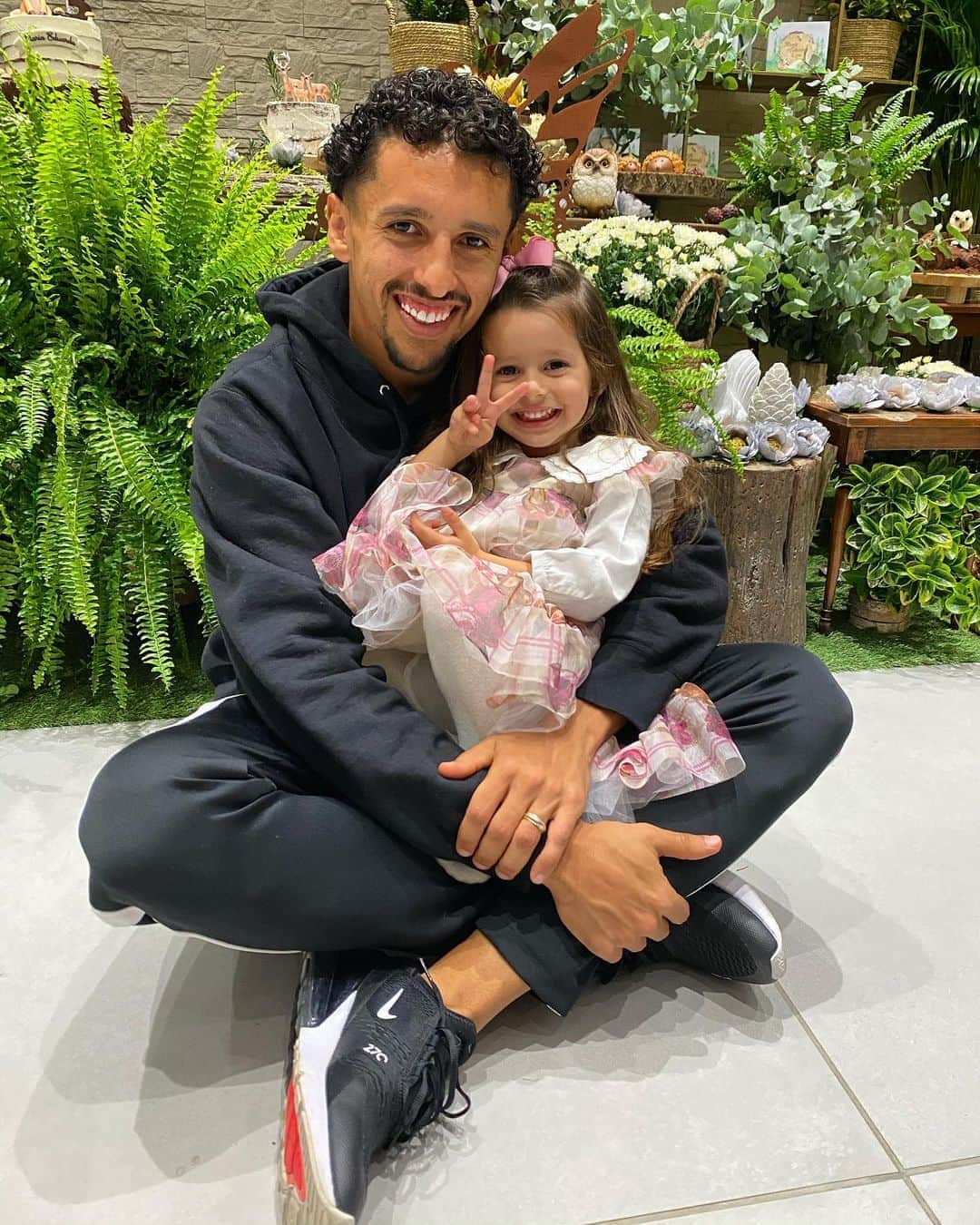 マルコス・アオアス・コレアのインスタグラム：「3 aninhos da minha princesa, 3 anos que minha vida mudou e encontrei a minha luz... você é incrível filha, você despertou o mais lindo sentimento que eu já senti, papai estará sempre do seu lado te apoiando e nunca deixando esse sorriso lindo sair do seu rostinho... Te amo muito! ❤️ #HappyBirthdayDuda #3years」