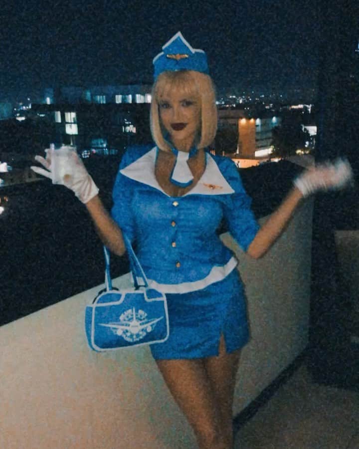 Stephanie Brantonのインスタグラム：「We are now ready for liftoff✈️😉Living out my “Catch me if you can” fantasies this Halloween 🎃📽💙💛」