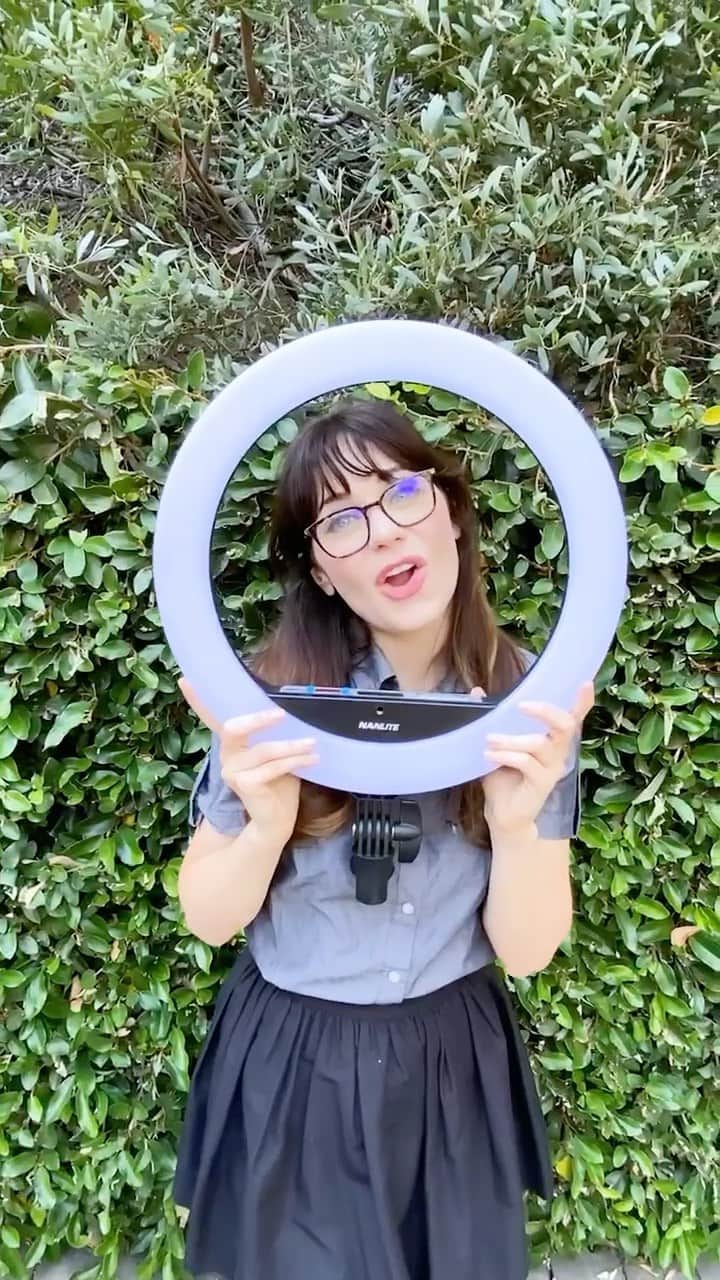 ハンナ・シモンのインスタグラム：「Heeeeeey Girrrrl..... VOTE.  I have no choice but to endorse this message by eyeroll Fawn tilthebreakadawn Moscato.  @zooeydeschanel @mrjakejohnson @lamorne @zoelisterjones 🎥@darylwein」