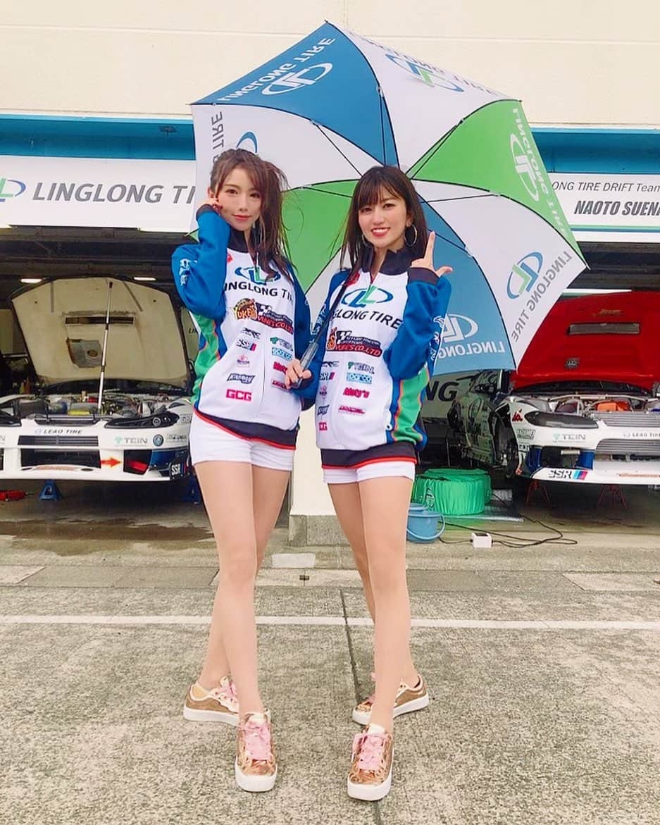 朝比奈果歩さんのインスタグラム写真 - (朝比奈果歩Instagram)「D1GP Rd.4&5お疲れ様でした🌸 、 、 みなさんのアツイ応援のお陰で、 、 土曜日は小橋正典選手が優勝🏆 エビス戦も含めると3連勝✨✨ 、 そして日曜日は末永直登選手が準優勝🥈 、 と2日間共にリンロンタイヤドリフトチームオレンジは表彰台に登ることができましたー👏🧡 、 、 、 応援してくださったみなさん本当に 本当ありがとうございました！！！！ 、 、 、 、 現在小橋選手がシリーズランキング1位、 、 末永選手が6位となっています。 、 末永選手もさらにシリーズランキングが上位になる可能性は、もちろんっ！十分にあります⁽⁽ଘ( ˊᵕˋ )ଓ⁾⁾ 、 、 ですのでっ 2週間後に迫ったエビス戦も本当に目が離せません😳✨✨✨ 、 、 、 、 次戦もお楽しみにっ🍊 、 #ドリフト #リンロンタイヤ  #チームオレンジ #リンロンタイヤドリフトチームオレンジ #レースクイーン #サーキット #ピットウォーク #ポートレート  #d1 #d1gp #drift #LINGLONGTIRE #TeamORANGE #racequeen #rq #circuit #pitwalk #portrait  #레이싱모델 #赛車女郎 #서킷 #模特 #车模 #照片 #網美照」11月2日 1時59分 - kaho_asahina