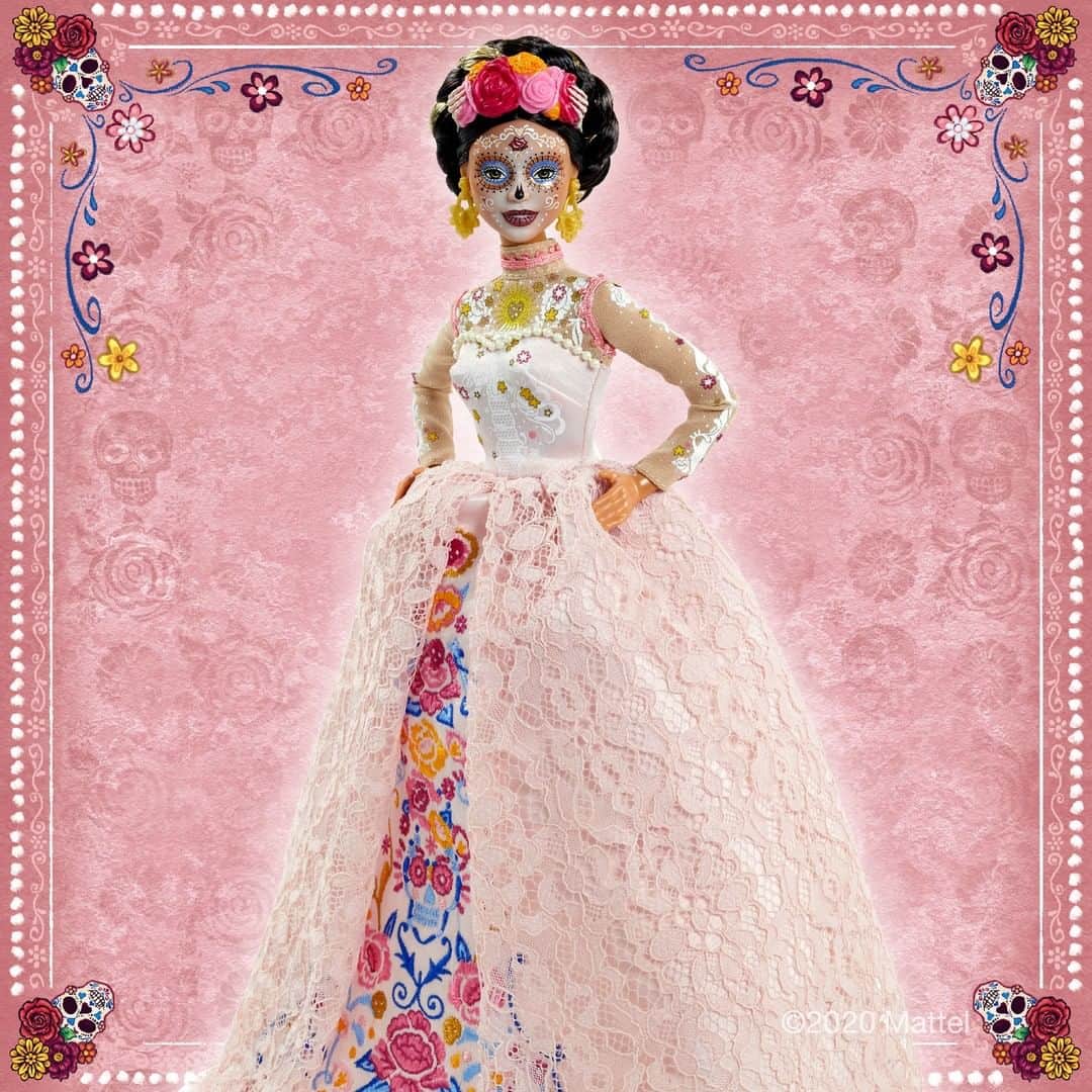 バービーさんのインスタグラム写真 - (バービーInstagram)「#Barbie celebrates Día de Muertos with a Signature doll inspired by the colorful traditions of the holiday. Created by Mexican American designers inspired by their own traditions, the doll pays tribute to the holiday and celebrates Barbie fans who observe the day. 💀🥀 Happy #DiaDeMuertos!」11月2日 2時00分 - barbie