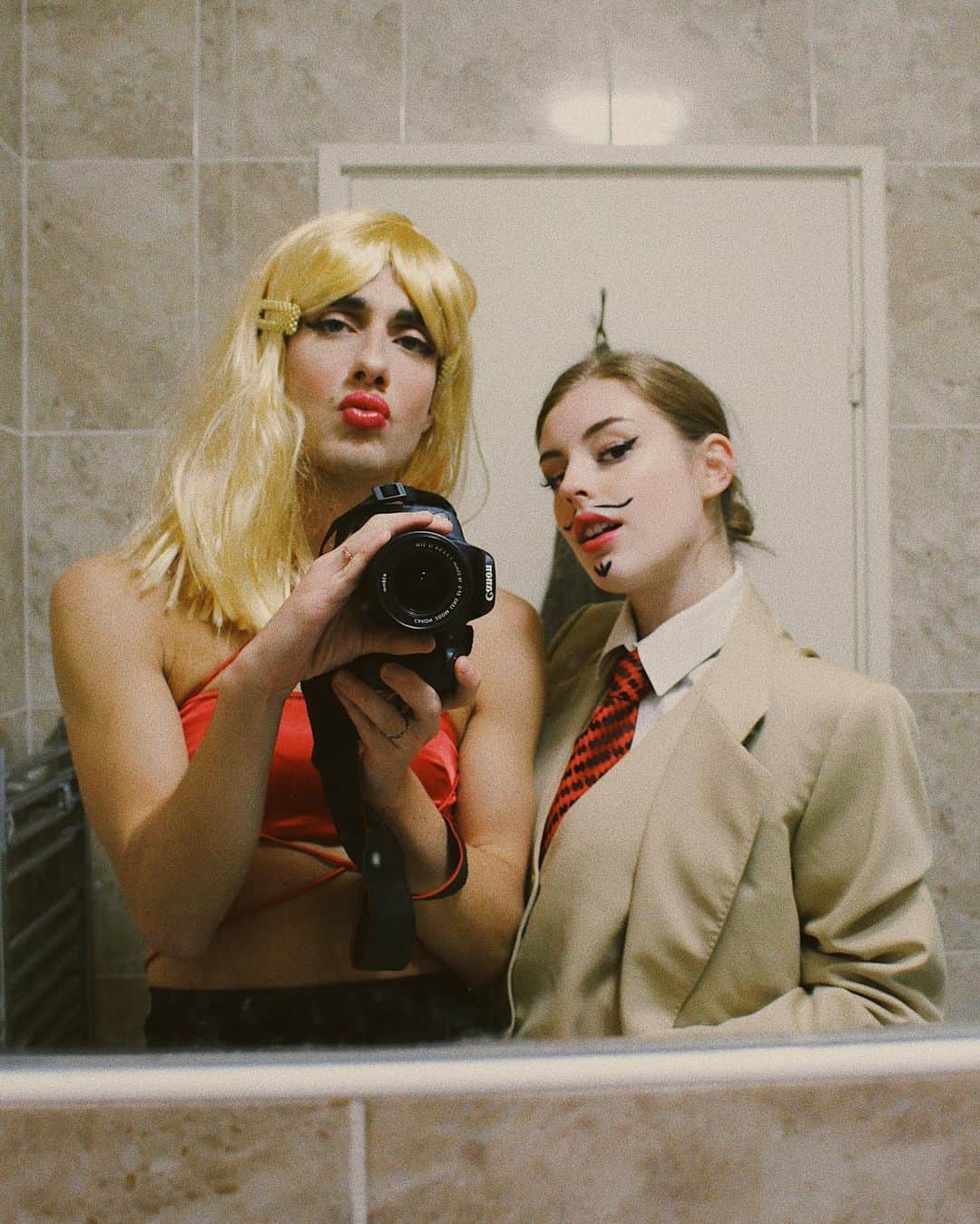 Amelia Gethingのインスタグラム：「Looking peachy, darling x 👨🏻💅🏼」