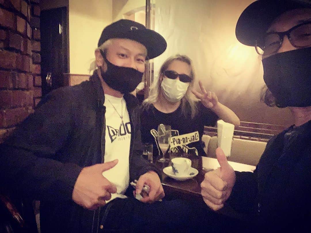 樫原伸彦のインスタグラム：「. 2008年2月26日に HIROとHAYATOと 代々木の小さなライブハウスで出会った。  その日のブログに 「オレの耳が確かなら… 絶対大きくなるはずなので メモしといてちょーだいな。」 と書いている。  いろんなことがあった13年弱。  あのときも今も変わらず ずっと前向きな →Pia-no-jaC←の二人を どんなときも、ずっと 同じ向きで支えたい。  そして、 もっと広めたい。  メモしといてちょーだいな。  #pianojac #ピアノジャック #piano #cajon」