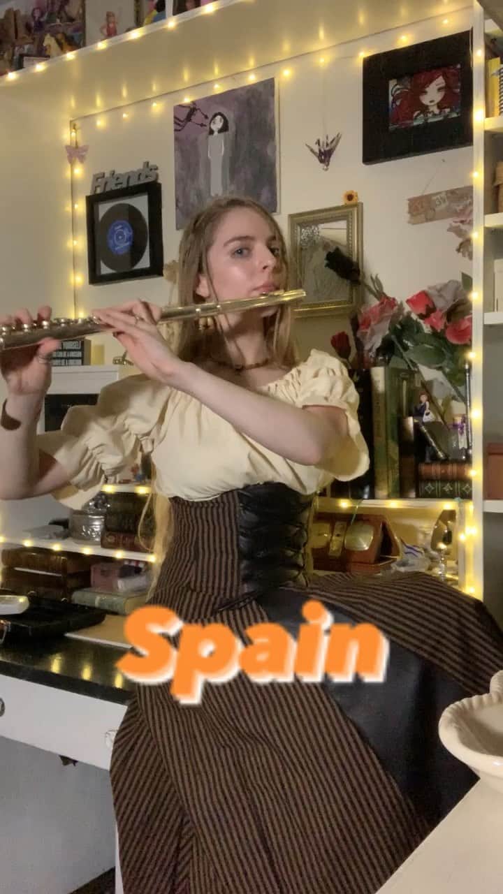 のインスタグラム：「Haven’t played in a month. Enjoy my random concert. #halloween #spain #chickcorea #flute #cover #music #pirate #costume」