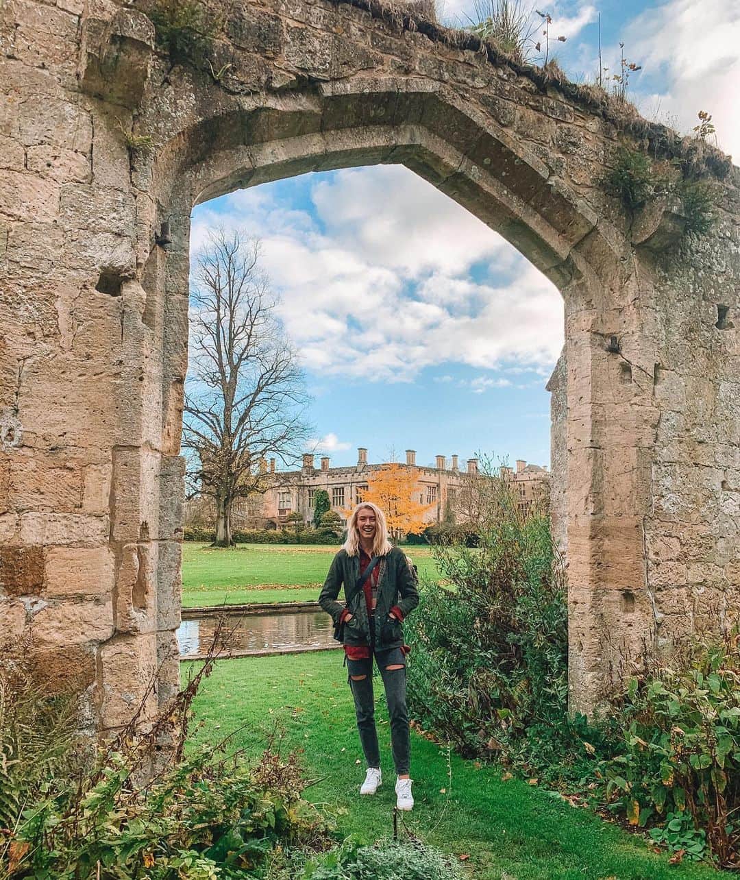 Zanna Van Dijkさんのインスタグラム写真 - (Zanna Van DijkInstagram)「📍Sudeley Castle, The Cotswolds 🏰  Have you ever visited the Cotswolds? It’s a little slice of quintessentially British heaven 🏴󠁧󠁢󠁥󠁮󠁧󠁿 This weekend I whisked @antonymaule there for a birthday trip. What ensued was 3 days of bliss. Country walks, quaint villages, historic castles and cosy pub dinners. After last nights news, I am unbelievably grateful that we got this opportunity to give ourselves some soul food before lockdown kicks back in. The days ahead might look bleak, but we’re in it together. Sending love to you all ❤️ #cotswoldswalks #cotswolds #cotswoldslife #thecotswolds #sudeleycastle #castlesofinstagram #outdoorbloggers #getoutdoors」11月2日 2時11分 - zannavandijk