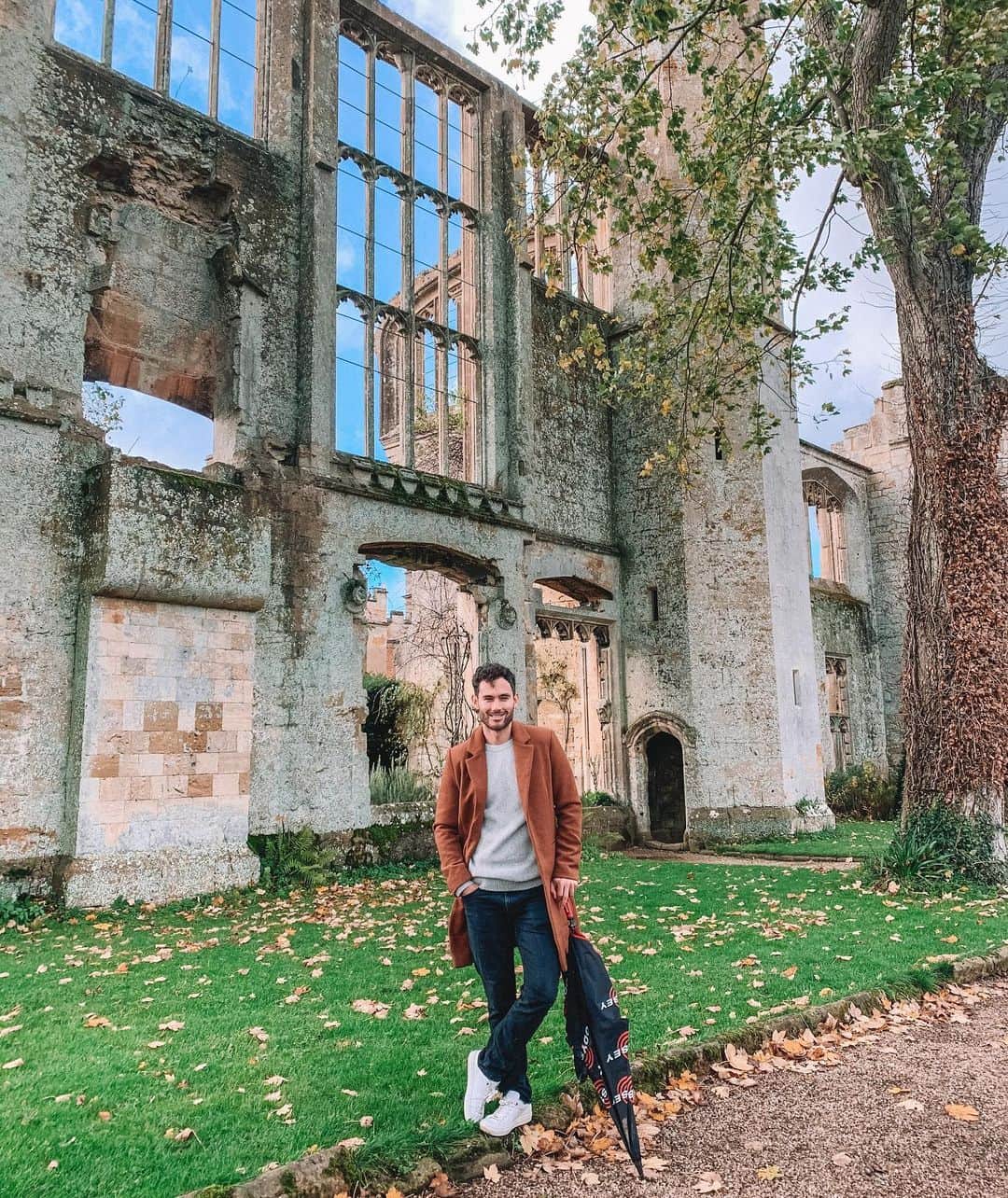 Zanna Van Dijkさんのインスタグラム写真 - (Zanna Van DijkInstagram)「📍Sudeley Castle, The Cotswolds 🏰  Have you ever visited the Cotswolds? It’s a little slice of quintessentially British heaven 🏴󠁧󠁢󠁥󠁮󠁧󠁿 This weekend I whisked @antonymaule there for a birthday trip. What ensued was 3 days of bliss. Country walks, quaint villages, historic castles and cosy pub dinners. After last nights news, I am unbelievably grateful that we got this opportunity to give ourselves some soul food before lockdown kicks back in. The days ahead might look bleak, but we’re in it together. Sending love to you all ❤️ #cotswoldswalks #cotswolds #cotswoldslife #thecotswolds #sudeleycastle #castlesofinstagram #outdoorbloggers #getoutdoors」11月2日 2時11分 - zannavandijk