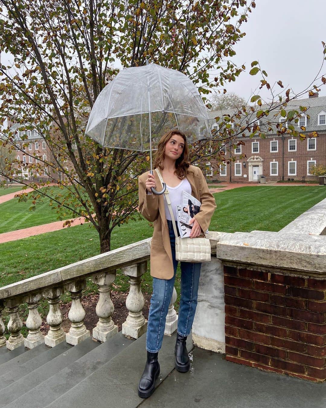 Kelsey Simoneのインスタグラム：「A gloomy morning for this working girl ☁️」