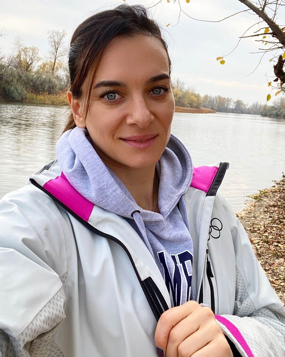 エレーナ・イシンバエワのインスタグラム：「Воскресенье для семьи! ❤️ Погода сказочная 😍 Давно не было, такой  красивой и тёплой осени!  Согласны? 🤗  Sunday for the family! ❤i Weather fabulous 😍 It's been a long time since there was such a beautiful and warm autumn!  Do you agree? 🤗」