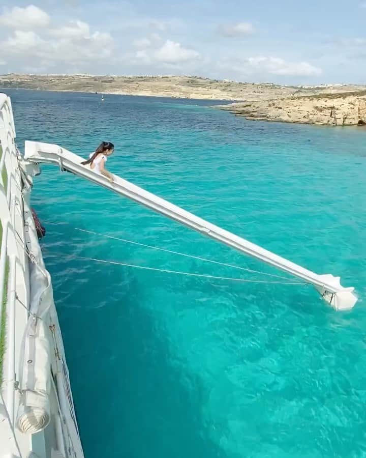 Laraのインスタグラム：「10 meter slide ft. my screaming 🐠 #Malta #2019octber  . . . マルタの海🏖 きれいすぎた  💙💚 . . #マルタ #🇲🇹」