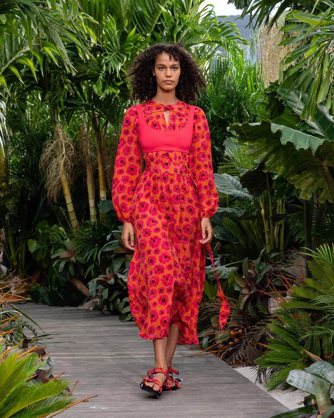 Fashion Weekのインスタグラム：「Paradise found on @jasonwu's #NYFW September 2020 runway 🌴 Photo by @_janekim」