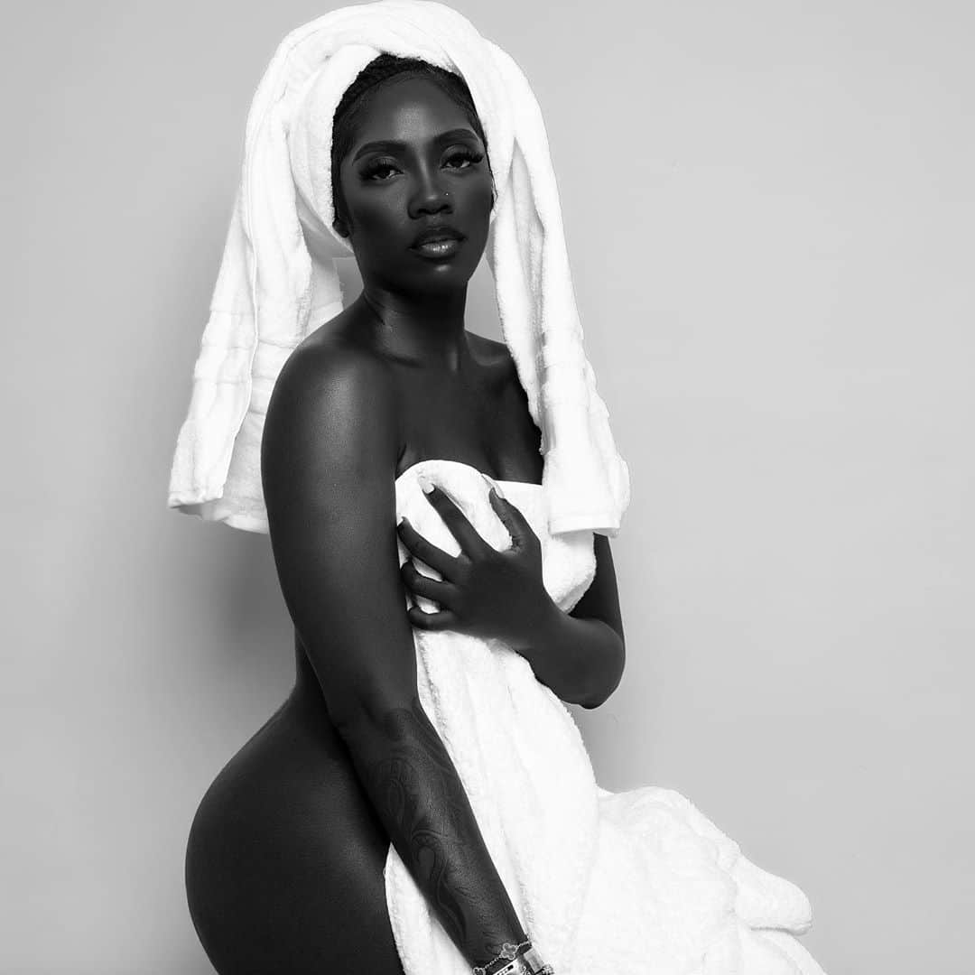 ティワ・サヴェージさんのインスタグラム写真 - (ティワ・サヴェージInstagram)「Don’t swipe >>>  Photographer @sunmisola_olorunnisola 🖤 towel series quiet vibes with #Celia playing in the background. All I need is me ❤️」11月2日 2時29分 - tiwasavage