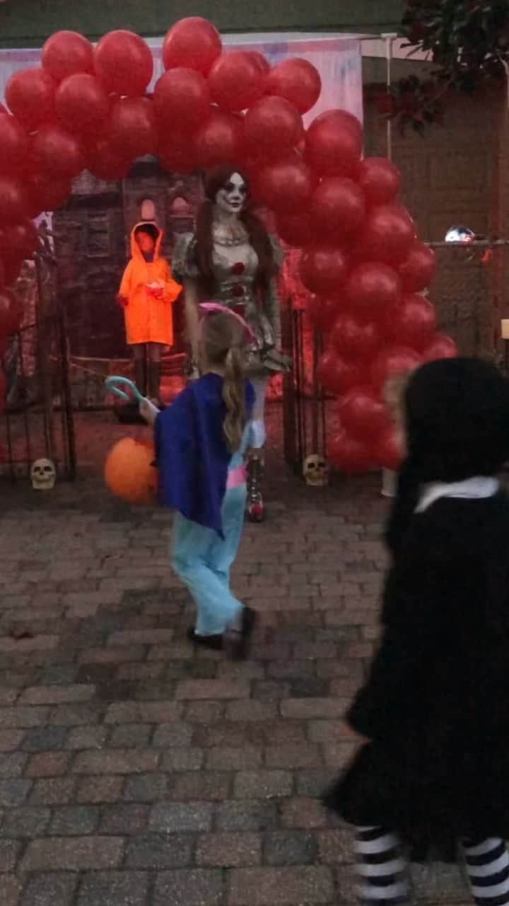 アンナ・フェイスのインスタグラム：「Last years trick or treat. I definitely LIVE to scare people on Halloween. 😂」