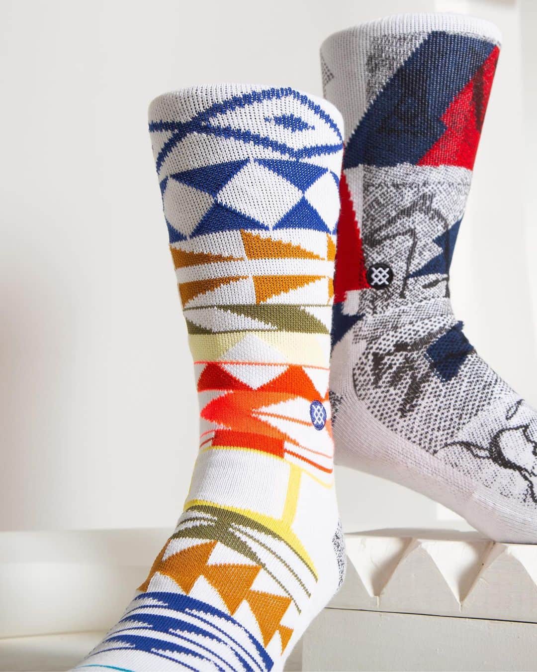 のインスタグラム：「Intertribal Inspiration 🎨 Stance has teamed up with artist Ishi Glinsky. Ishi works with Intertribal inspiration, artifacts and practices from his tribe the Tohono O’odham Nation. Ishi’s contemporary art brings forth unique techniques, and designs inspiring people in hopes to learn more about Indigenous history, tradition and cultures past and present. Ishi’s collection featuring casual, performance socks, and t-shirts are available now on Stance.com. @1451」