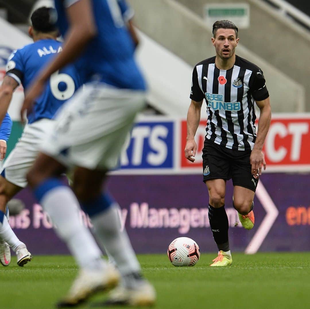 ファビアン・シェアのインスタグラム：「Big win today⚫️⚪️ #nufc」
