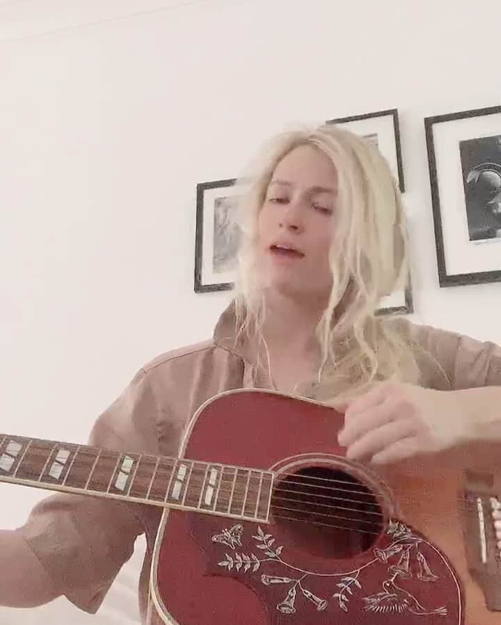 ベス・ベアーズのインスタグラム：「#mayyourkindessremain as we head Into Election Day. Anyone else turning to music during this stressful time before the election ? I'm turning to all the songs and records that have been so healing for me. Especially this @courtneymarieandrews song+ record + message. If you need more music / healing inspo listen to #Season1 of #harmonicspodcast . Link in bio. I can promise you it'll make you feel less anxious these next few days because of the incredible: @glennondoyle  @geetanovotny  @brandicarlile  @mickeyguyton  @tichinaarnold  @tichinazenay  @marygauthier  @ginachavez  @allisonrussellmusic   We have incredible guests already lined up for #Season2 in Jan 2021! Get ready!  @thebluegrasssituation  @amyrjacobs  @chrisjacobsisawesome」