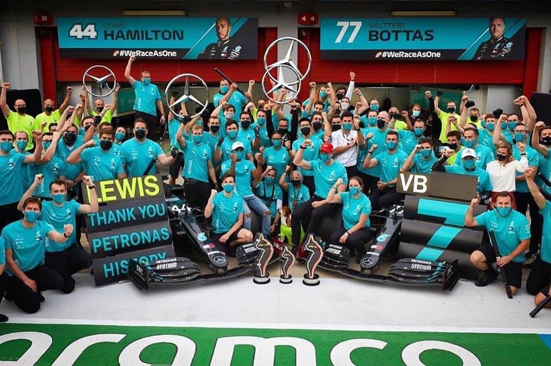 パストール・マルドナドのインスタグラム：「Congratulations to this amazing team @mercedesamgf1 👊🏽  Felicidades para este increíble equipo @mercedesamgf1 👊🏽 ——————————————————— #incredible #achivement #amazing #record #top #f1 #history #champions #constistency #teamwork #trabajoenequipo #constancia #campeones #historia」