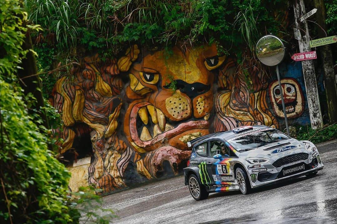 ケン・ブロックさんのインスタグラム写真 - (ケン・ブロックInstagram)「Barbados has a lot of character - which makes it such a unique place to race a rally. Rad transit shot of @AlexGelsomino and I from yesterday in our Ford Fiesta Rally2 race car by @McKlienPhotography. #RallyBarbados #FordFiesta」11月2日 2時42分 - kblock43