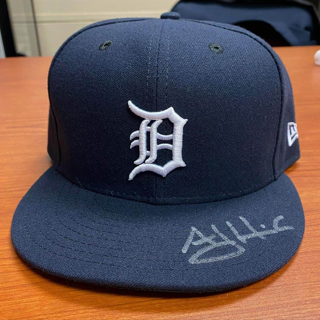 デトロイト・タイガースさんのインスタグラム写真 - (デトロイト・タイガースInstagram)「🚨 Giveaway! Comment #DetroitRoots below for your chance to win this autographed A.J. Hinch hat worn on Day 1.」11月2日 2時42分 - tigers