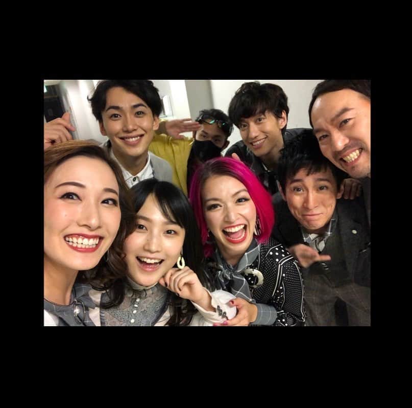 ダンドイ舞莉花のインスタグラム：「#35mm 千秋楽。  ありがとうございました！！  楽しい時間はあっという間。  4回公演、無事駆け抜けました！  あー明日も赤坂行きたい。  みんなに会いたい😭  大好きな仲間。  愛が溢れてる。  #成河 #鞘師里保 #水田航生 #実咲凜音 #内海啓貴 #ダンドイ舞莉花 #福井晶一 #TETSUHARU」