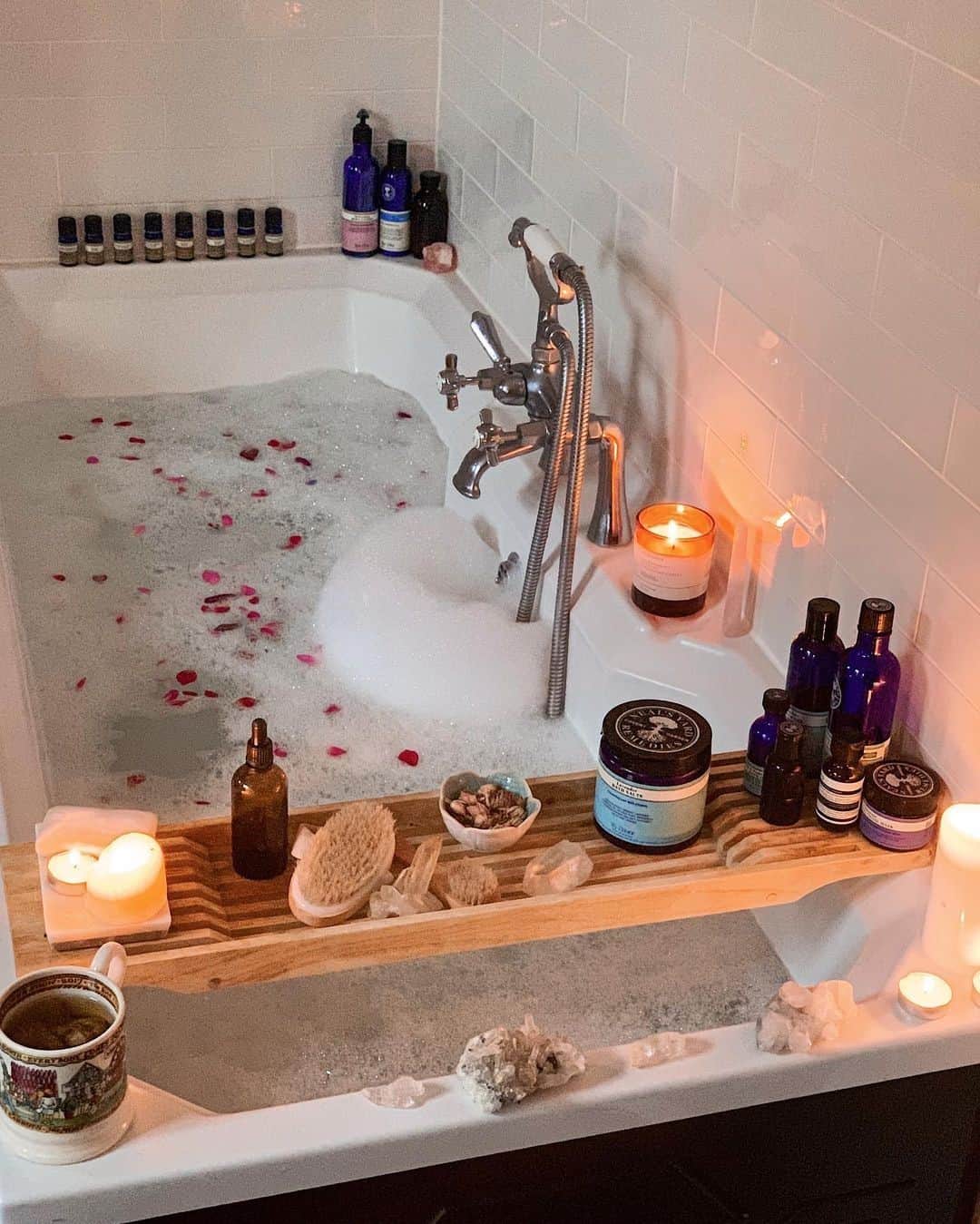 Neal's Yard Remediesさんのインスタグラム写真 - (Neal's Yard RemediesInstagram)「Nothing better than a #SundaySoak on a cosy Sunday evening. 🍂  Isn’t this #SundaySoak by @susiewilliamss a dream?!  Spot any of your favourites? 💙」11月2日 3時00分 - nealsyardremedies