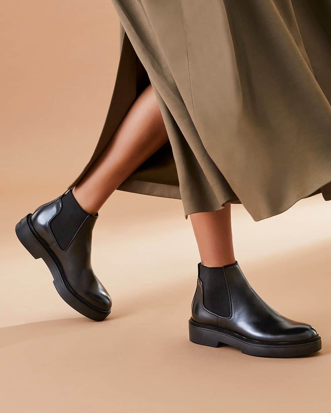 サントーニのインスタグラム：「The shoes you'll want to wear all season: black ankle boots in a Beatles style with an urban attitude.   #Santoni #SantoniFW20 #MadeinSantoni」