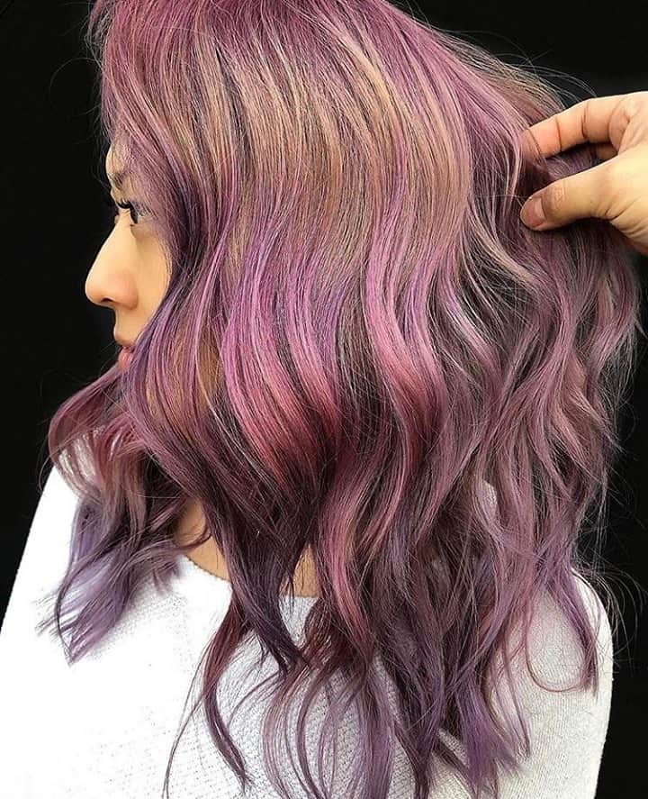のインスタグラム：「Having a case of the Sunday scaries? Here's a pretty purple to brighten your day!💜 November 1st-14th, SAVE up to 50% on 17.7 oz. Goldwell Oxycur Platin Dust Free Powder Lightener at #cosmoprofbeauty⁣ ⁣ #CosmoPro @davidsolis22 lightened with Goldwell Oxycur Platin with 6% and Olaplex. He glazed with Goldwell Colorance Pastel Lavender and 2 full pipettes (6ml) of Pearl Blue Pure Pigments. Shop Goldwell Goldwell Oxycur Platin Dust Free Powder Lightener via link in bio.⁣ ⁣ SHOP Goldwell Goldwell Oxycur Platin Dust Free Powder Lightener to stock up for the Holidays via #linkinbio⁣⁣ ⁣ #repost #goldwell #goldwellcolor #colorance  #vivids #vividhair #vividhaircolor #purplehair #purplehairdontcare #colorfulhair #creativecolor #creativehair #trendyhair」