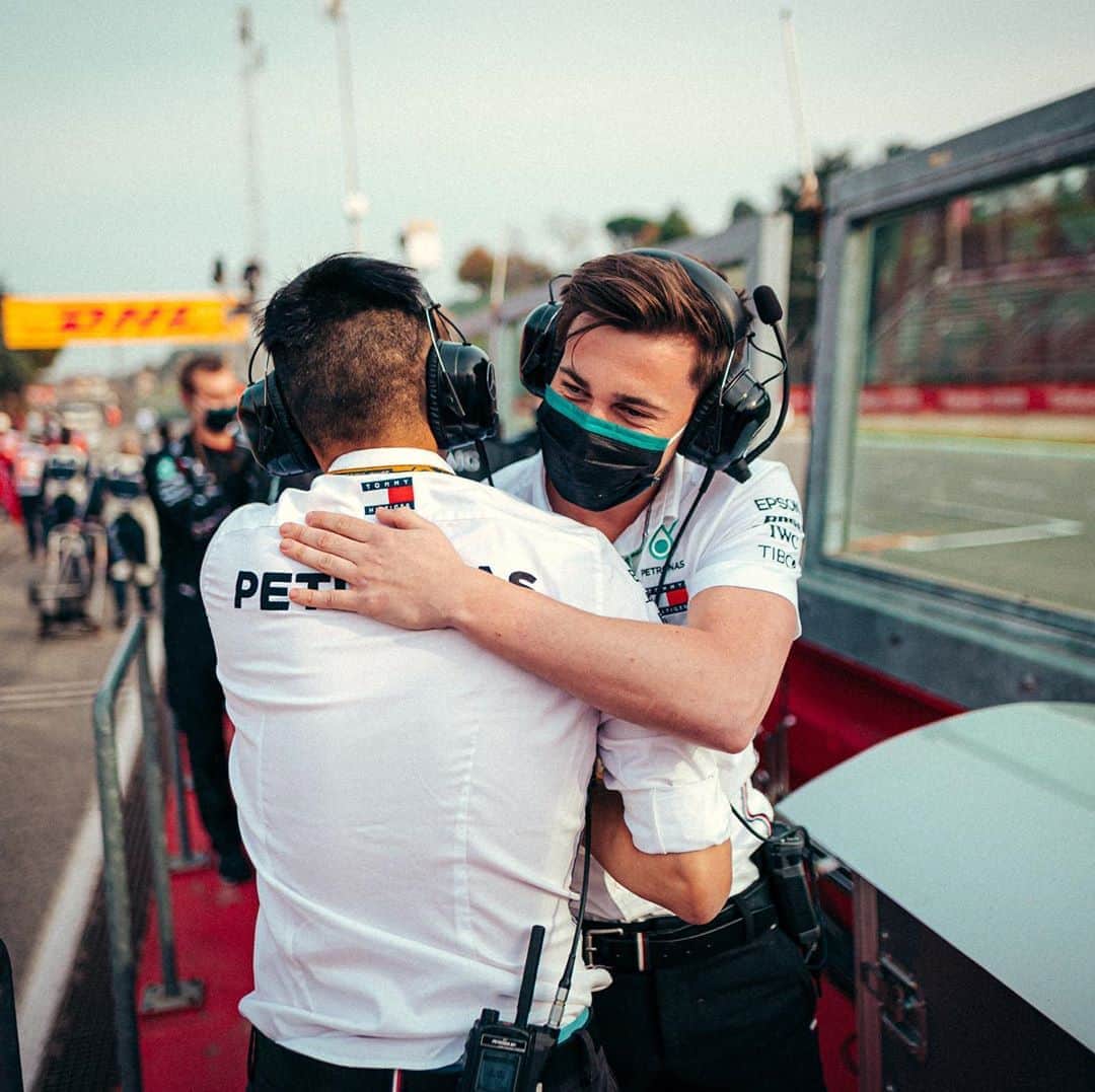 MERCEDES AMG PETRONASさんのインスタグラム写真 - (MERCEDES AMG PETRONASInstagram)「What does making #HIS7ORY mean to us?   Everything = ❤️❤️❤️  What does it mean to you, Team 💭」11月2日 3時12分 - mercedesamgf1