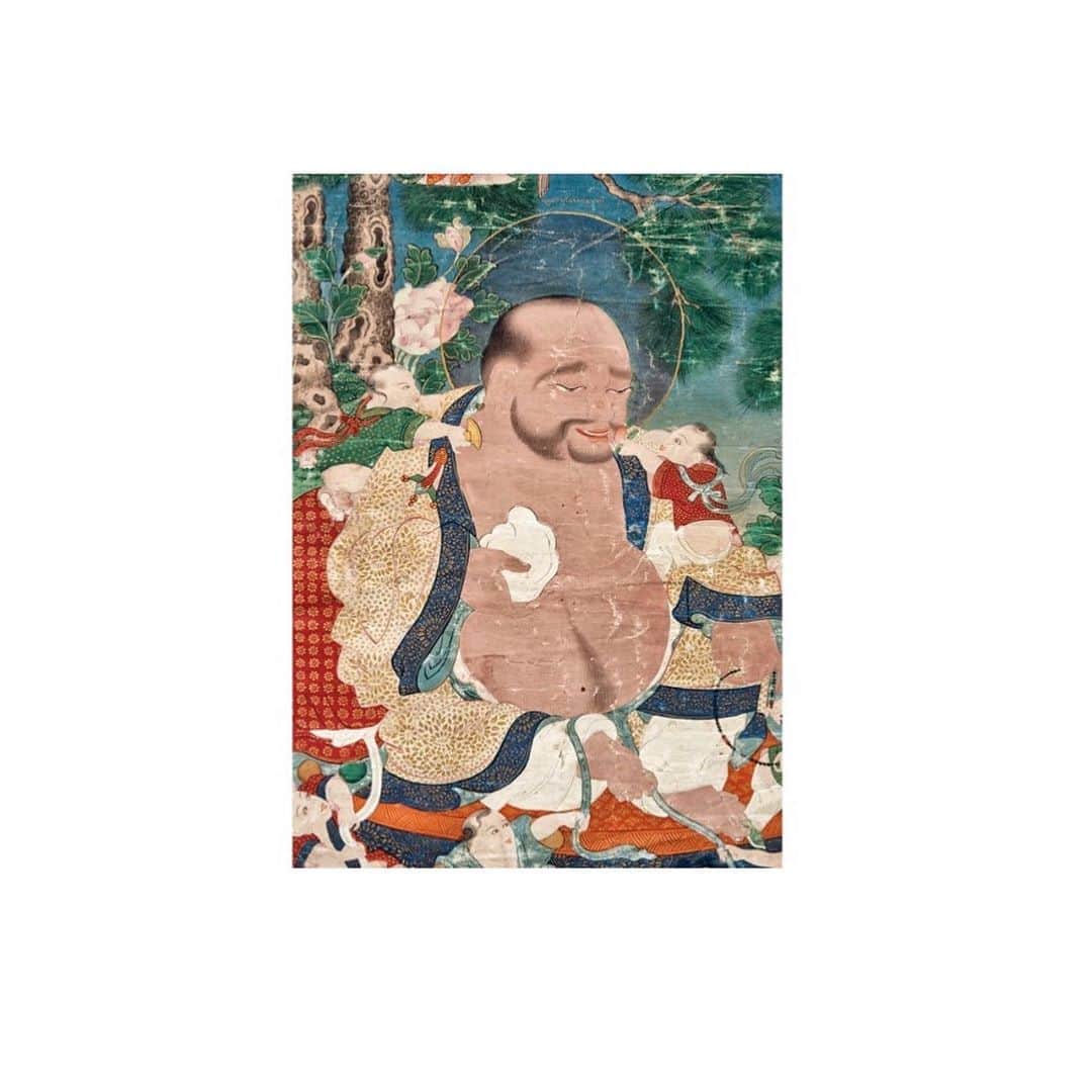 クリスティーズさんのインスタグラム写真 - (クリスティーズInstagram)「Among the array of works offered in the Important Chinese Art sale is an inscribed thangka painting mounted on silk brocades.⠀ .⠀ The painting depicts the Chinese Budhhist monk Hvasheng surrounded by playful children, seated in rajalilasana on a brightly coloured cushion below a pine tree in a verdant garden with lotus blooms and a stream.⠀ .⠀ In his hands he holds a persimon fruit and a string of prayer beads, mala. A poetic inscription in gold runs along the lower edge of the painting praising Hvasheng.⠀ .⠀ Thangka Depicting Hvasheng, Tibet, 18th - Early 19th Century. Estimate: £20,000-£40,000. .⠀ Important Chinese Art — 3 November, London.⠀⠀ .⠀ #tibetanart #thangka #buddhistart #craftsmanship #artwork #gold」11月2日 3時18分 - christiesinc
